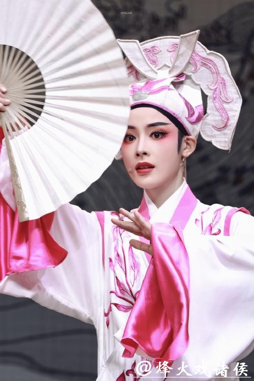 90后越剧演员陈丽君、李云霄晋升一级演员